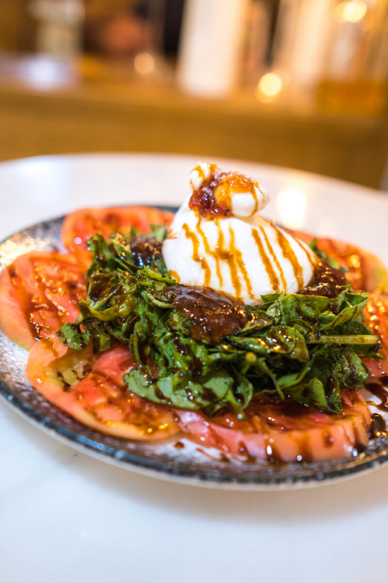 Ensalada de burrata y espinaca con mermelada de tomate