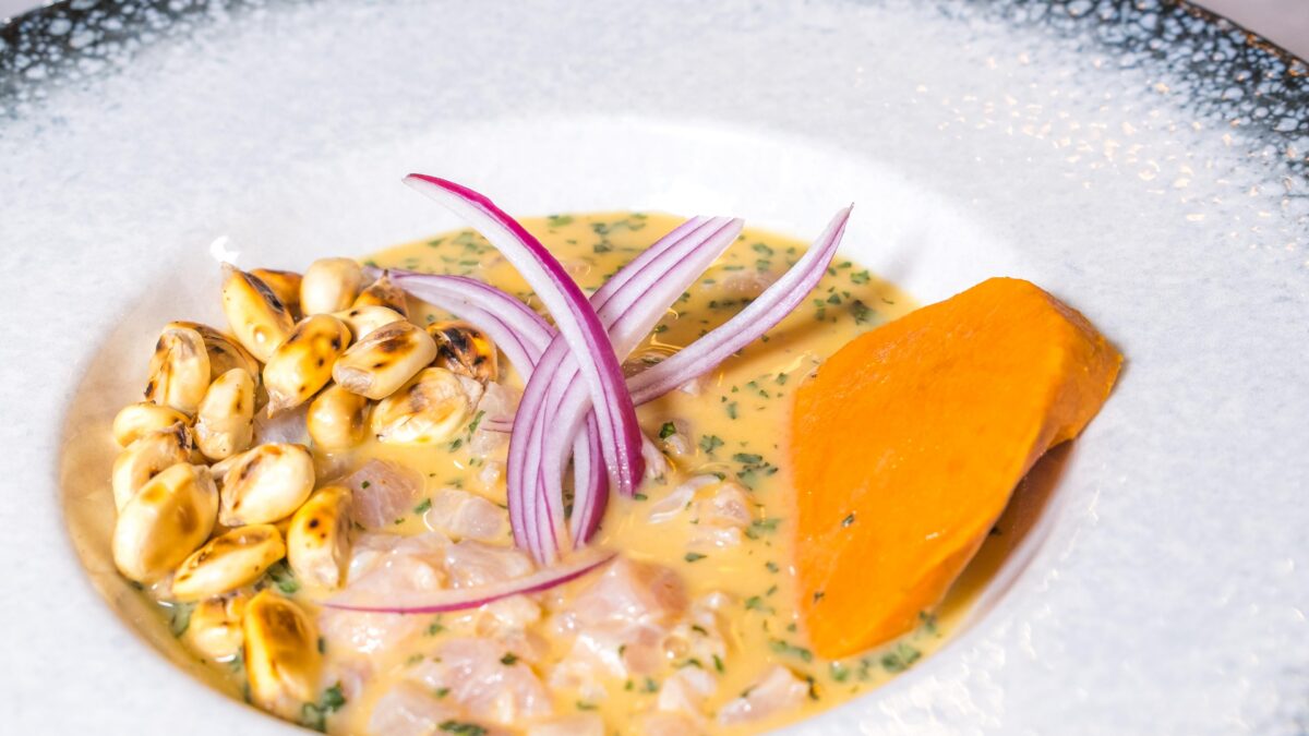 Ceviche de corvina con leche de tigre y sus cosicas