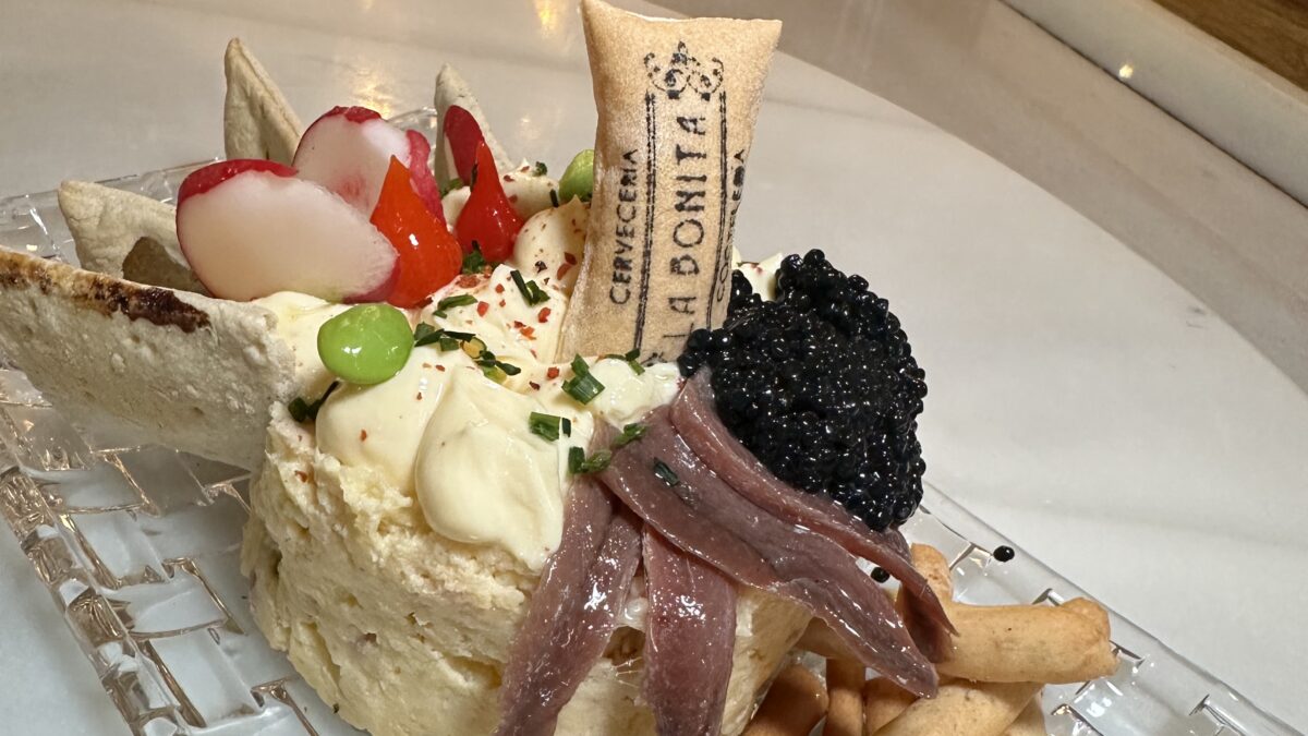 Ensaladilla de marisco con mejillones en escabeche
