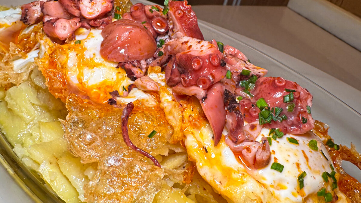 Huevos rotos con pulpo a la gallega