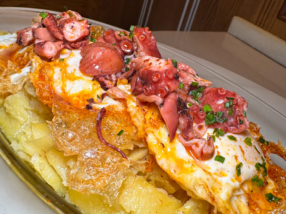 Huevos rotos con pulpo a la gallega