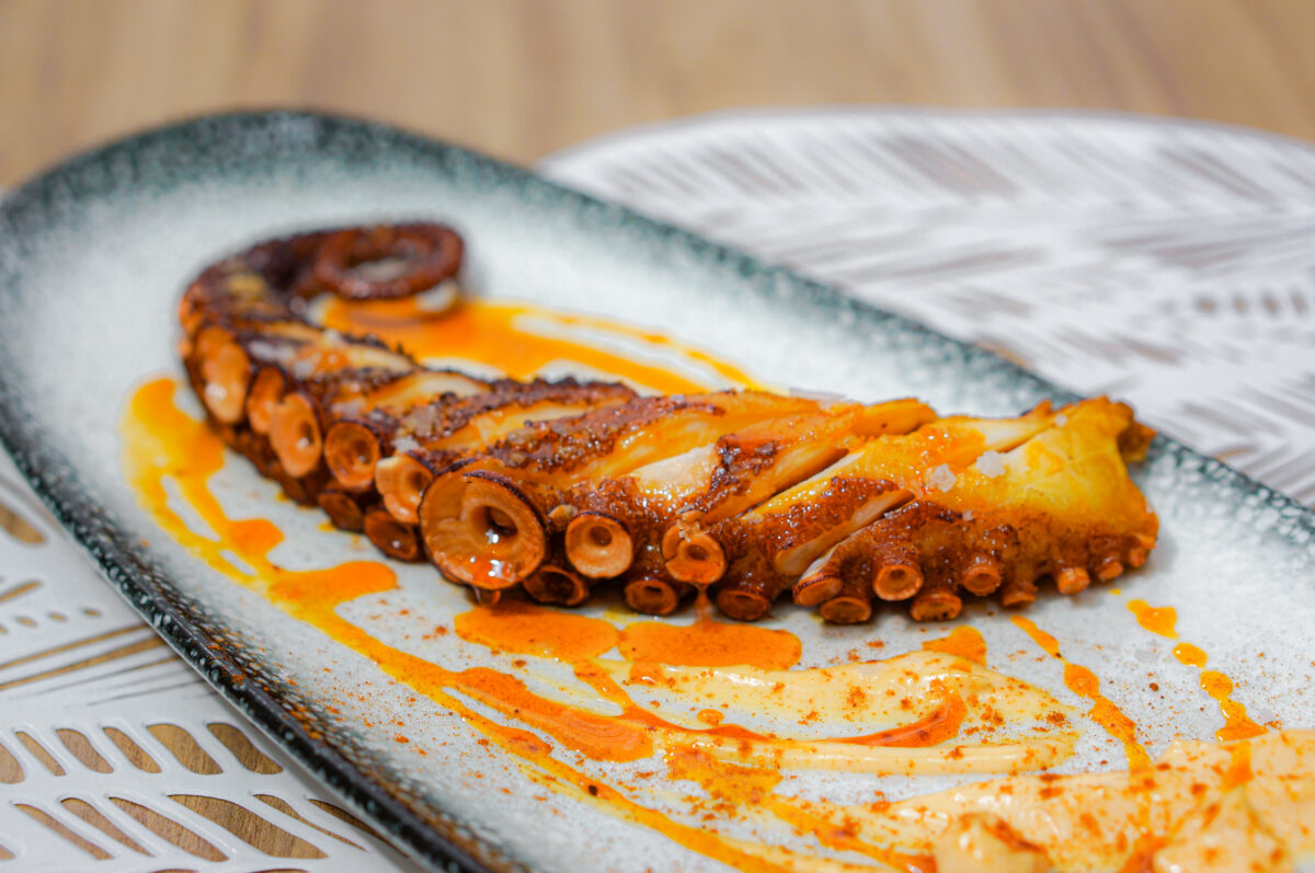 Pata de pulpo crujiente con mahonesa de sriracha