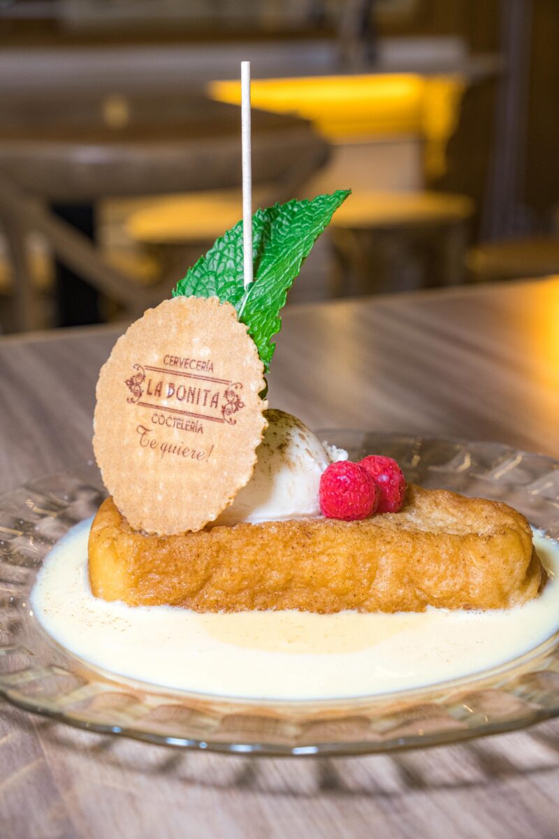Torrija con crema de maracuyá y helado de almendras