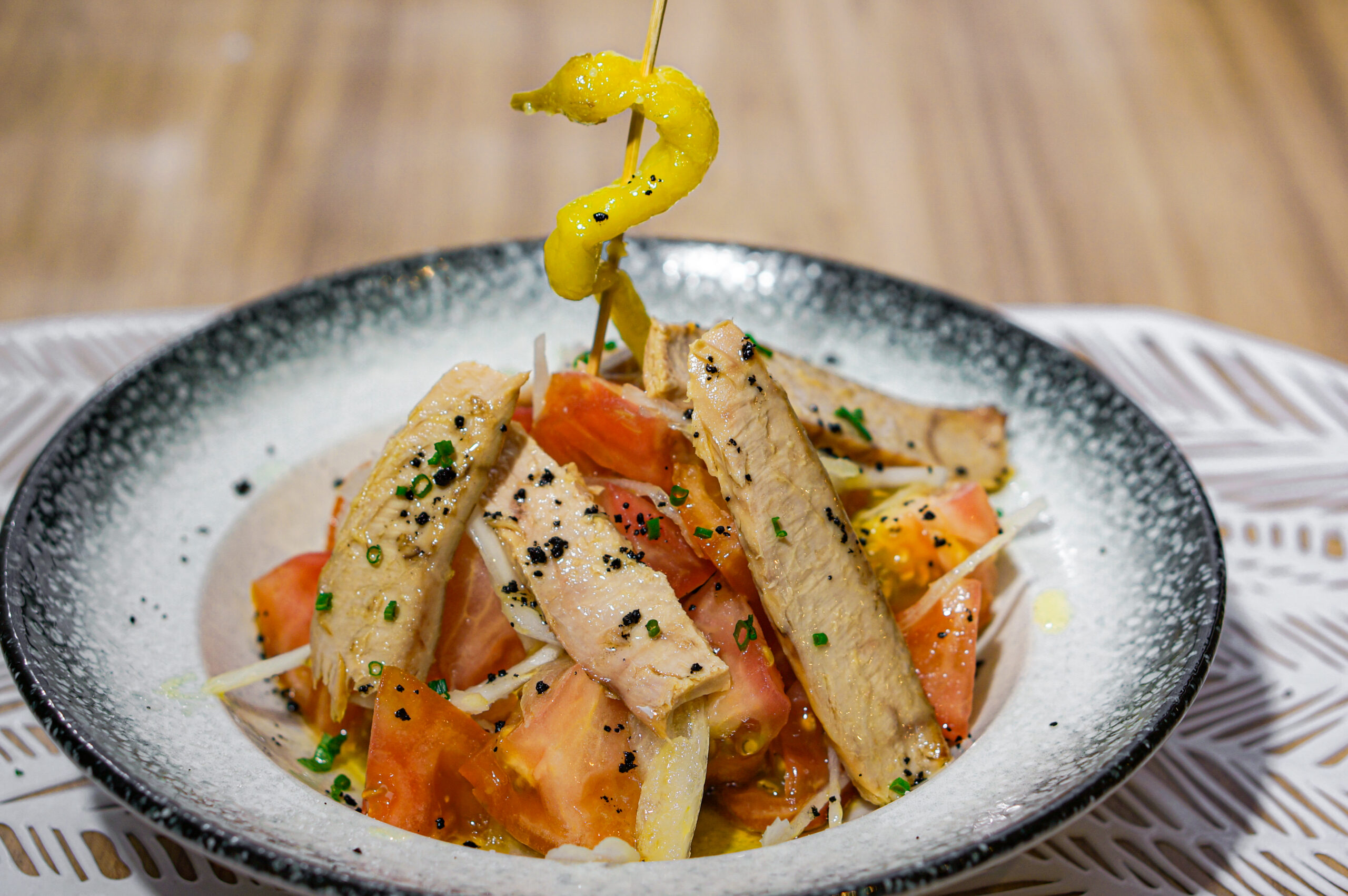 Tomate con ventresca y piparla dulce. 